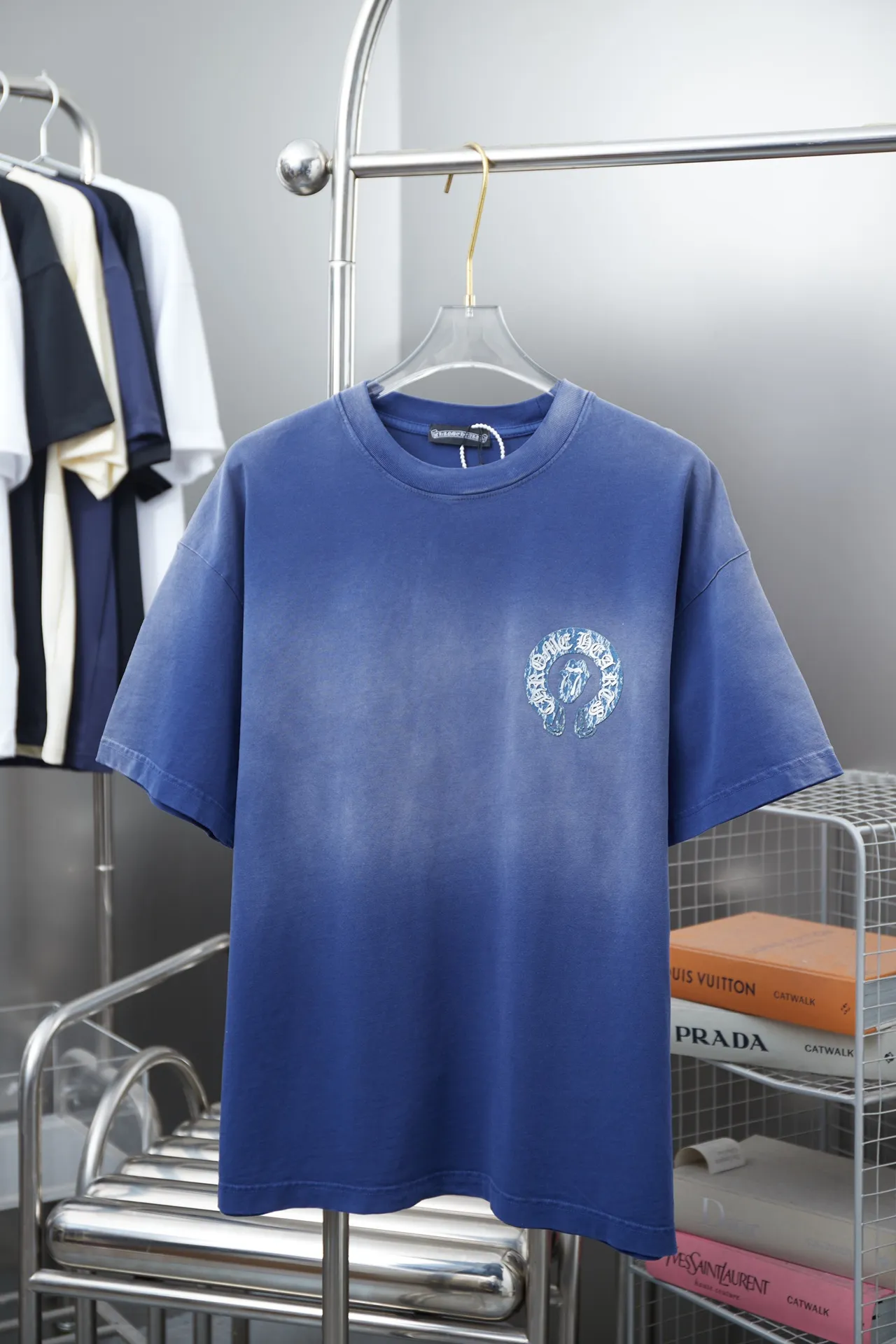 🅿️220 Chrome Hearte 25SS early spring new model, denim patch contrasting letter logo printed short sleeves, light luxury, essential item for daily commuting for men and women, correct version, welcome to compare, detailed features · 280g 100% pure cotton double yarn jersey fabric · Custom dyed in the same cylinder, special thickened 32 count double-strand 1X1 thread · Cut denim splicing ➕ three-dimensional thick plate ➕ white ink direct-injection printing. Ready-made garments are dyed, then faded and fried with snowflakes, then washed to make them look old. Common washing improves the effect · Double-needle stitching across seams · Original main mark, washed tag, branded moisture-proof paper packaging Color: black/blue/white Size: S/M/L/XL